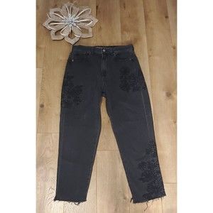 American Eagle Women's Mom Jean High Rise Size 6 EMBROIDERED